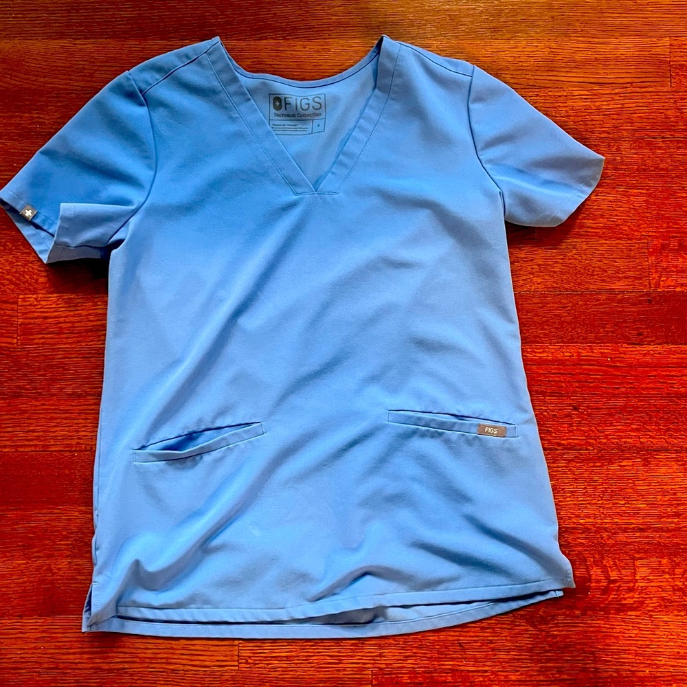 Figs Casma three pocket scrub top in ceil blue size small